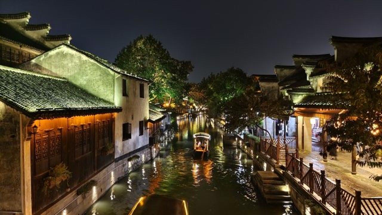 何炅对李湘和谢娜的态度为什么不一样？看了他们的经历，就会明白
